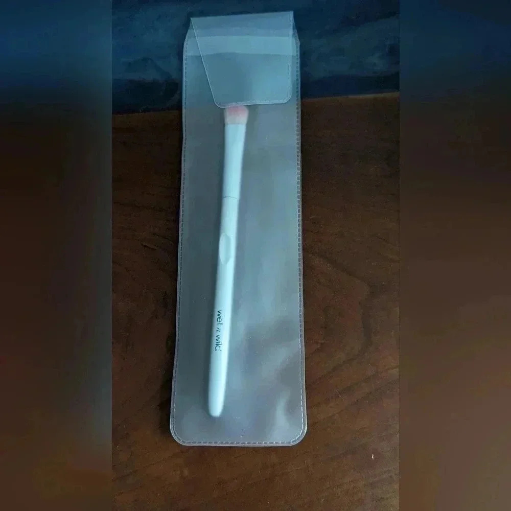 Wet N' Wild Eyeshadow Brush (New)